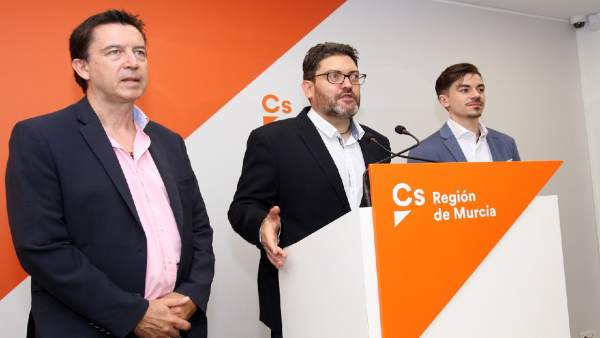 Miguel Sánchez, en el centro, presenta la Ley en rueda de prensa Miguel Sánchez, en el centro, presenta la Ley en rueda de prensa