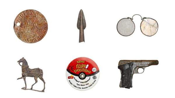 Conjunto de objetos históricos encontrados al drenar un canal de Ámsterdam. Conjunto de objetos históricos encontrados al drenar un canal de Ámsterdam.