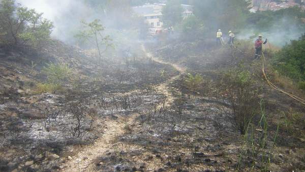 Incendio forestal en la zona de Torre Gironella en Girona Incendio forestal en la zona de Torre Gironella en Girona