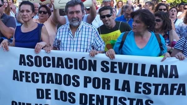 Manifestación de los afectados por el cierre de iDental Manifestación de los afectados por el cierre de iDental