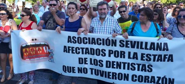 Manifestación de los afectados por el cierre de iDental