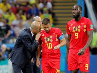 Roberto Martínez da indicaciones a Hazard en presencia de Romelu Lukaku.