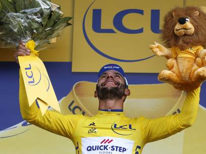 El colombiano Gaviria celebra su primera victoria en el 'Tour' de Francia 2018.