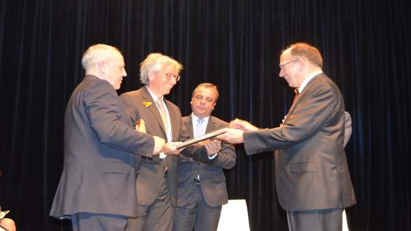 El director de la Fundación Santa María recoge el diploma. El director de la Fundación Santa María recoge el diploma.