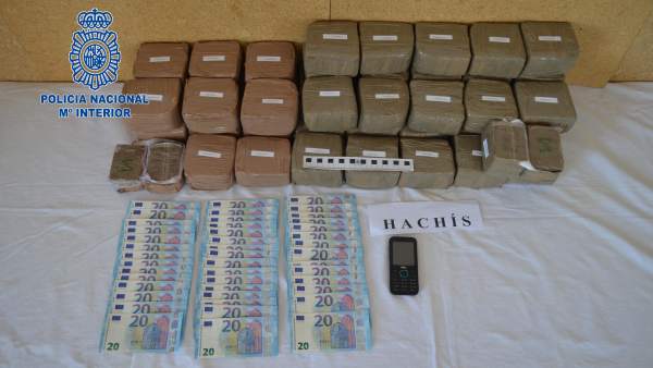 Detenido un narcotraficante con 23 kilos de hachís en La Jonquera (Girona) Detenido un narcotraficante con 23 kilos de hachís en La Jonquera (Girona)