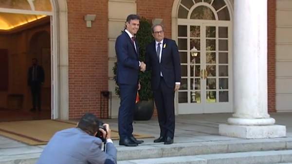 Sánchez recibe sonriente a Quim Torra en La Moncloa Sánchez recibe sonriente a Quim Torra en La Moncloa