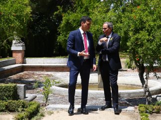 Sánchez pasea con Torra por la Moncloa
