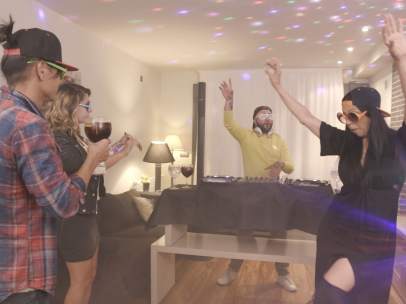 Fiesta en el salón de Kiko Rivera