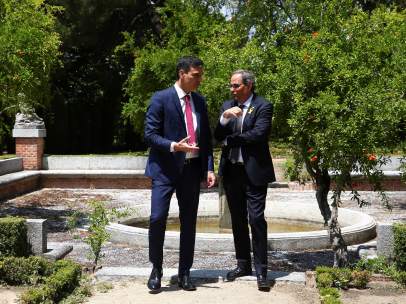 Sánchez y Torra, en los jardines de la Moncloa.