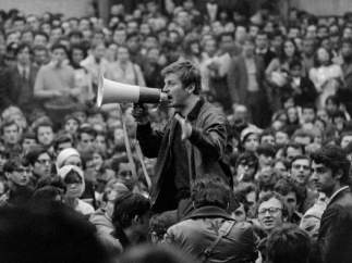 Manifestación estudiantil en el Quartier Latin de París con el discurso de Daniel Cohn-Bendit en la plaza de la Sorbona.