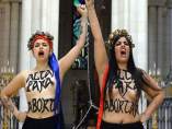 Dos activistas de Femen encadenadas a un crucifijo