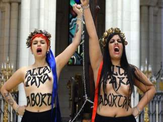 Dos activistas de Femen encadenadas a un crucifijo