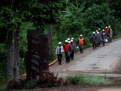 Miembros de los equipos de rescate en Tailandia