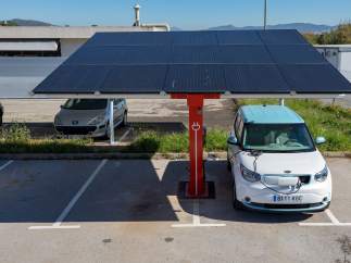 Las fotolineras aprovechan la energía solar para recargar vehículos eléctricos.