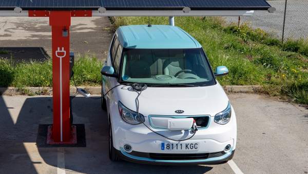 Las fotolineras aprovechan la energía solar para recargar vehículos eléctricos. Las fotolineras aprovechan la energía solar para recargar vehículos eléctricos.