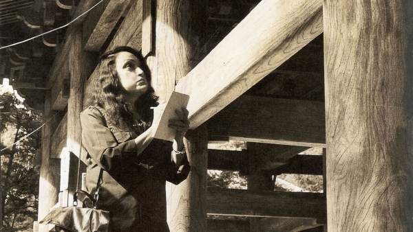 Lina Bo Bardi toma notas en su visita a Japón, década de 1970 Lina Bo Bardi toma notas en su visita a Japón, década de 1970