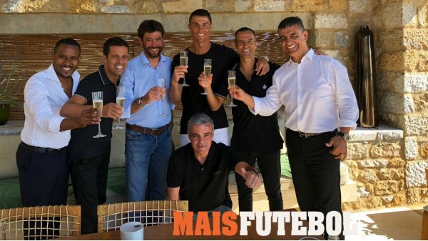 Cristiano Ronaldo brinda junto a Agnelli Cristiano Ronaldo brinda junto a Agnelli
