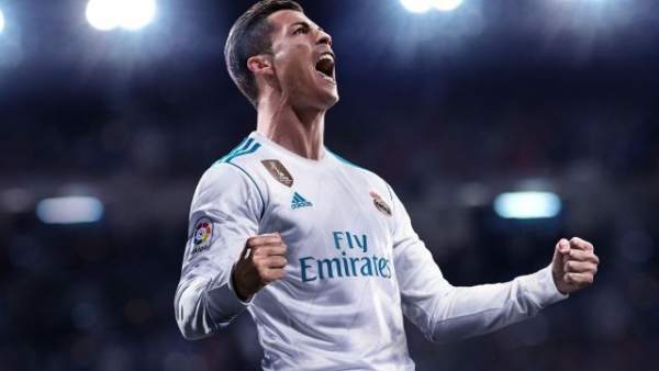Cristiano Ronaldo en la portada del FIFA Cristiano Ronaldo en la portada del FIFA
