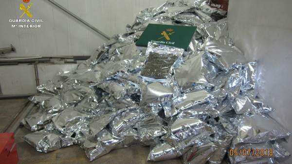Detenido un camionero en La Jonquera por transportar marihuana envasada al vacio Detenido un camionero en La Jonquera por transportar marihuana envasada al vacio