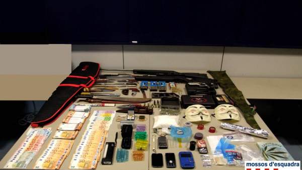 Material intervenido por los Mossos d'Esquadra Material intervenido por los Mossos d'Esquadra