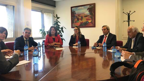 Reunión de Artolazabal con la delegación de la OISS . Reunión de Artolazabal con la delegación de la OISS .