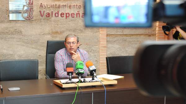 López en rueda de prensa López en rueda de prensa