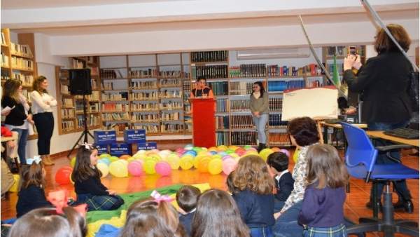 Biblioteca en un municipio de Cáceres Biblioteca en un municipio de Cáceres
