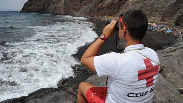 Un socorrista de la Cruz Roja Un socorrista de la Cruz Roja