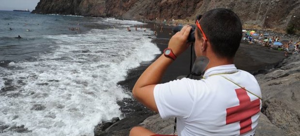 Un socorrista de la Cruz Roja