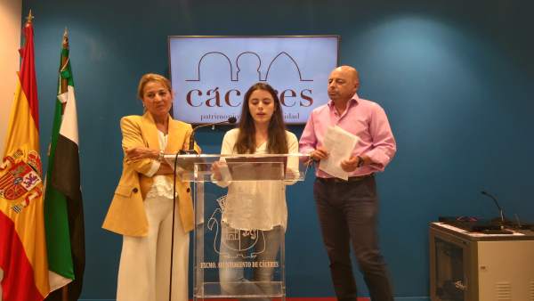 Elena Nevado, Elena Muñoz y Pedro Muriel tras la firma del convenio. Elena Nevado, Elena Muñoz y Pedro Muriel tras la firma del convenio.