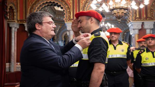 El alcalde entrega la medalla al agente distinguido El alcalde entrega la medalla al agente distinguido