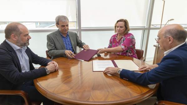 El consejero de Presidencia, Rafael de la Sierra, con representantes de CERMI El consejero de Presidencia, Rafael de la Sierra, con representantes de CERMI