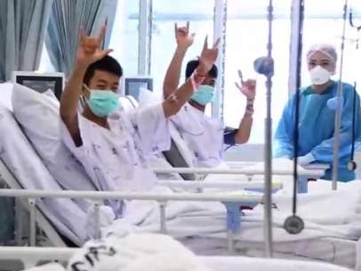 Varios de los niños rescatados de la cueva de Tailandia.