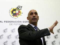 Rubiales estalla contra La Liga por los horarios... y Tebas responde que "hay gente fingiendo lipotimias"