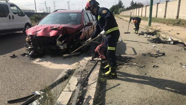 Vehículo que ha colisionado con una valla en Valladolid Vehículo que ha colisionado con una valla en Valladolid