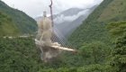 Impresionante demolición de un puente en Colombia