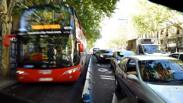 Un bus urbano circula por el carril bus Un bus urbano circula por el carril bus