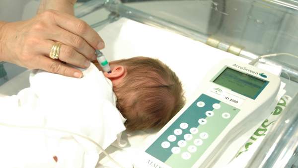 Prueba de audición a un bebé Prueba de audición a un bebé