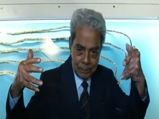Se corta las uñas después de 66 años