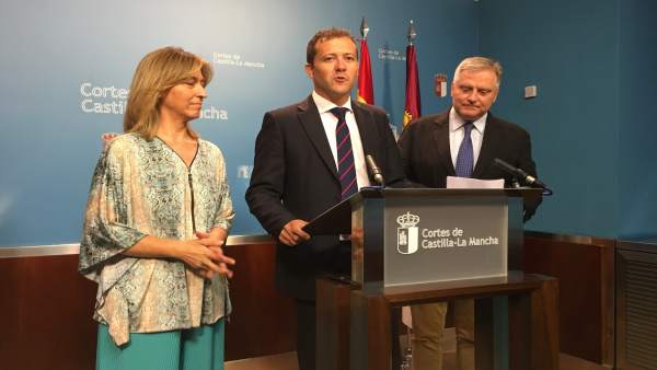 Los diputados del PP en rueda de prensa Los diputados del PP en rueda de prensa