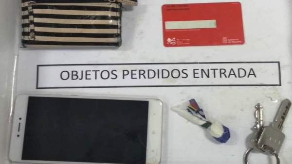Entregan una bolsita de cocaína en objetos perdidos de la Policía Foral. Entregan una bolsita de cocaína en objetos perdidos de la Policía Foral.