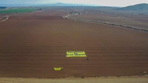 Greenpeace despliega pancarta para exigir que se proteja el Mar Menor Greenpeace despliega pancarta para exigir que se proteja el Mar Menor