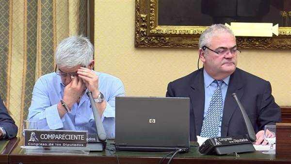 El maquinista del accidente de Angrois, junto al presidente de la comisión El maquinista del accidente de Angrois, junto al presidente de la comisión