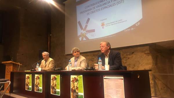 Antonio Silván (dcha) en la Jornada de Seguimiento de objetos espaciales.12-7-18 Antonio Silván (dcha) en la Jornada de Seguimiento de objetos espaciales.12-7-18