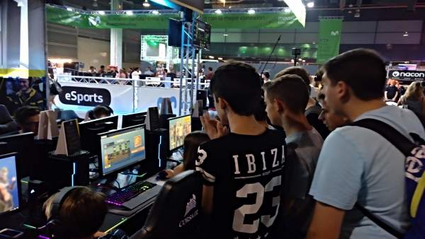 Jóvenes en el IX Dreamhack que ha arrancado en València Jóvenes en el IX Dreamhack que ha arrancado en València