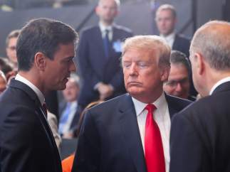 Pedro Sánchez conversa con Donald Trump.