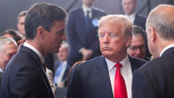 Pedro Sánchez conversa con Donald Trump. Pedro Sánchez conversa con Donald Trump.