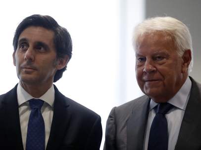 El presidente de Telefónica, José María Álvarez-Pallete, junto al expresidente Felipe González, este jueves en Madrid.