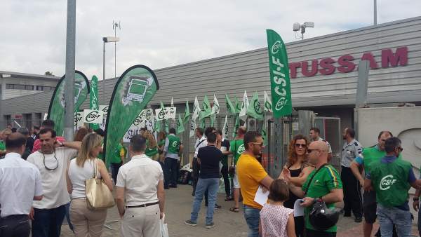 Concentración ante la sede de Tussam Concentración ante la sede de Tussam