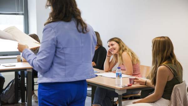 Clase impartida en un aula de la UPO. Clase impartida en un aula de la UPO.